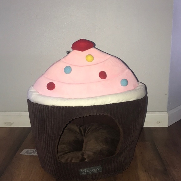 nandog cupcake bed